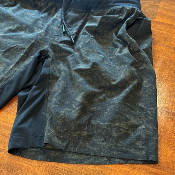 Lululemon Mens large 9” inseam lined shorts olive and black - Picture 7 of 13